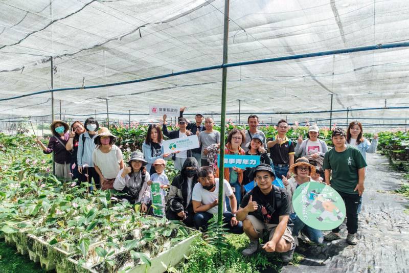 屏東「青農即戰力人才培育計畫」推動18至45歲青年返鄉、留鄉從農及智慧農業轉型，課程中帶領學員實地見學參訪。