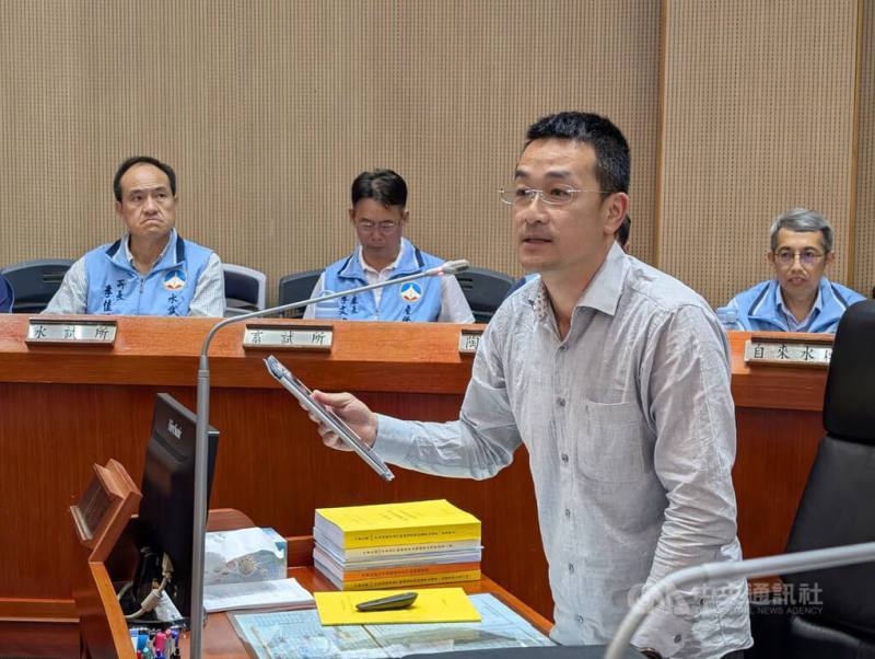 金門縣議會13日總質詢議程，無黨籍縣議員董森堡（前）指出，中國廈門翔安機場年底將啟用，環保局應在鄰近海域設立噪音與空污觀測站，並可委託環保組織等進行跨境環境影響評估。