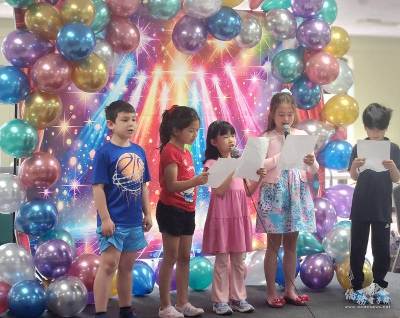 拼音班二年級的學生們演唱〈你不知道的事〉獲得觀眾一致好評。