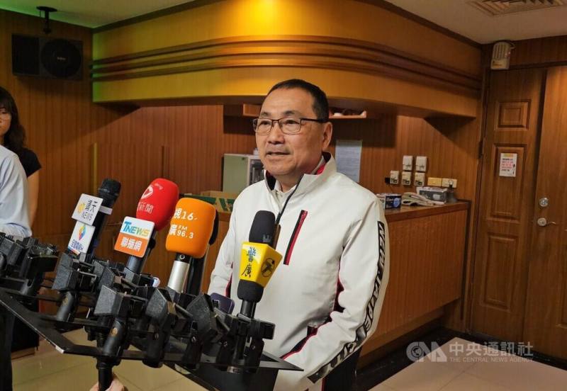 新北市長侯友宜14日表示，為打造更安全智慧的防禦指揮系統，110報案系統及交控、食安、災害應變等指揮中心全新升級，年底進駐第2行政中心。