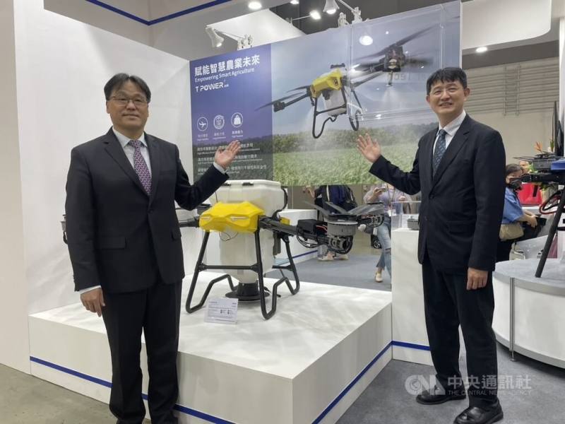 台北國際汽車零配件展14日登場，東元參加展示電動載具動力系統方案，發表T Power Pro 400kW扁線油冷直驅馬達產品，並展出商農用無人機動力系統，拓展電動巴士及商用和農用無人機應用。圖左為東元總經理高飛鳶、右為機電系統事業群總經理王榮邦。