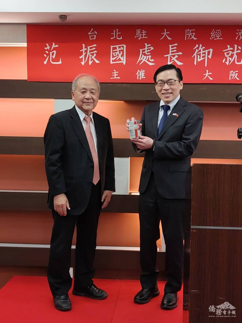 范振國(右)與洪里勝信名譽會長(左)合影