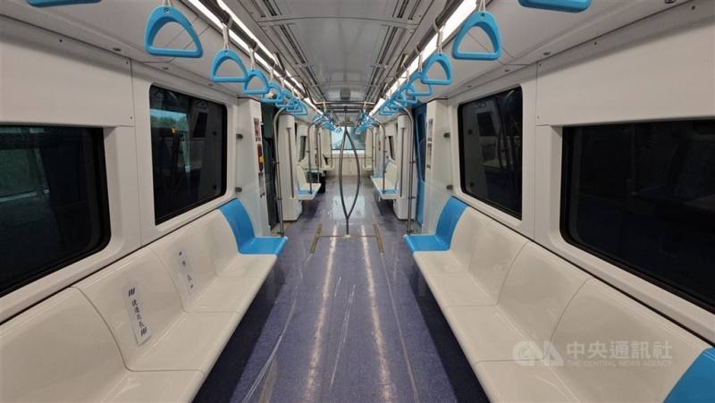 圖為三鶯線捷運列車內部。
