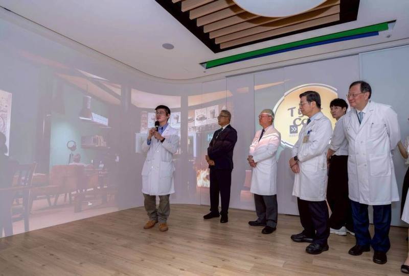 台大醫院13日舉行智慧學習教室啟用典禮，除支援沉浸式教學，也整合多項創新功能，包括虛擬實境（VR）自主學習、遠距視訊教學及跨教室即時連線，讓教學不再受限於單一空間。