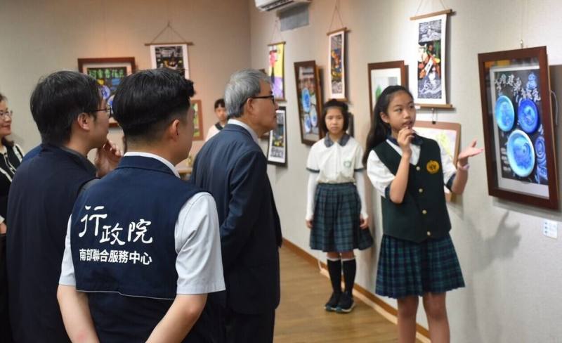 教育部長鄭英耀（中）13日在行政院南部服務中心副執行長顏子傑、國教署長彭富源和澎湖縣政府教育處長陳晶卉等人陪同，分赴澎湖轄內的國中小與高中職等校訪視，對各校營造特色教學，表示嘉許。