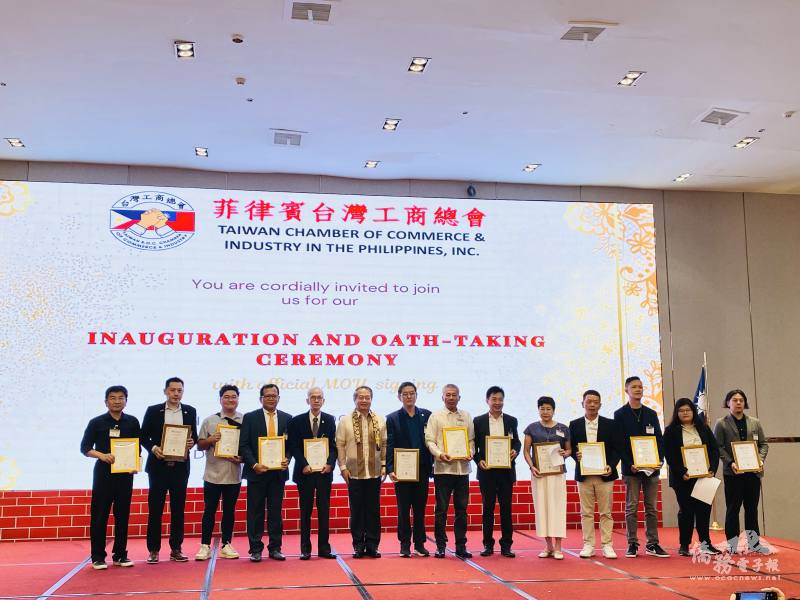 駐菲律賓代表處大使周民淦(左6)應邀出席監誓並擔任見證人