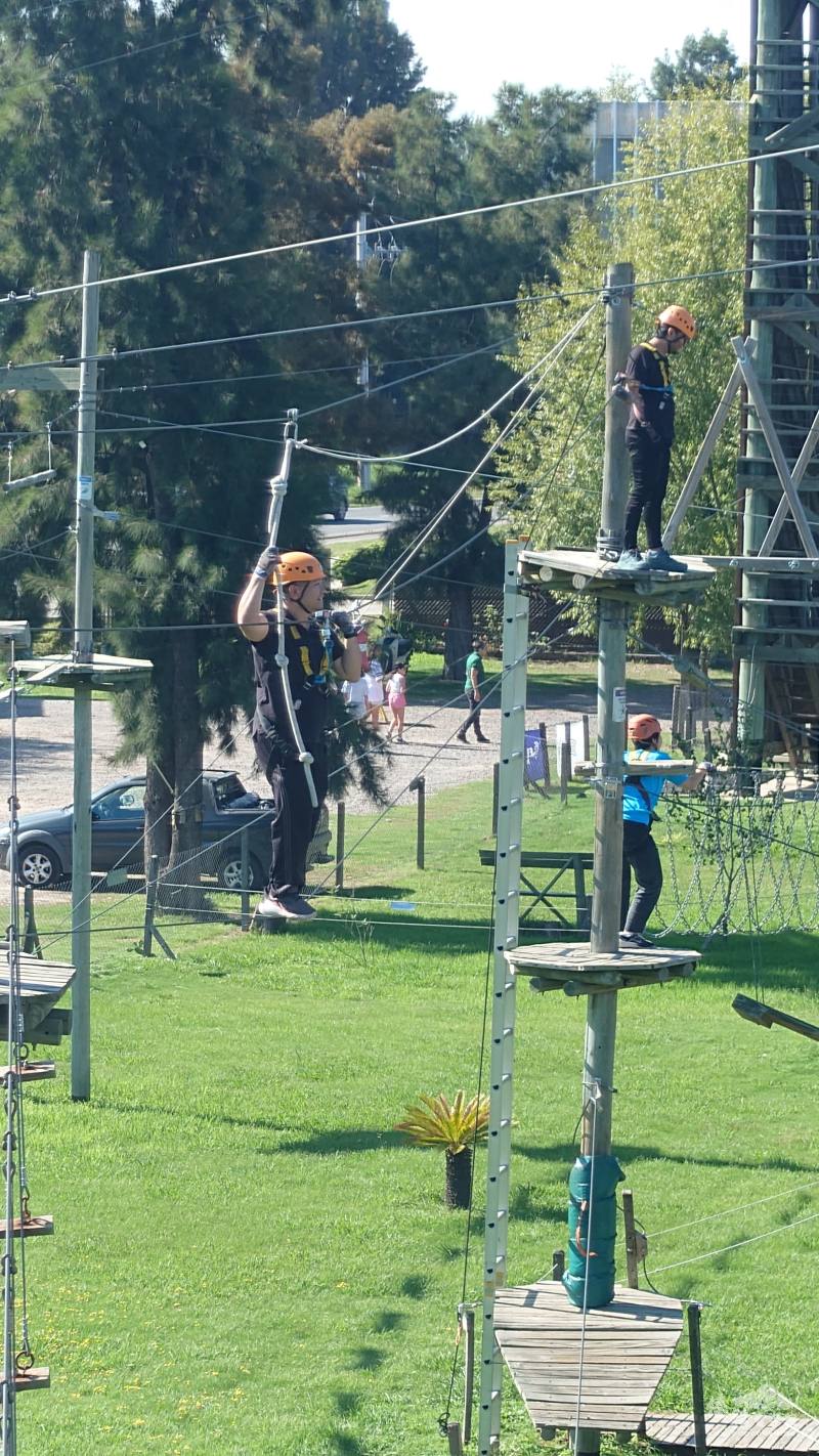 團員挑戰高空繩索