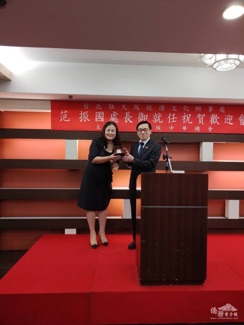 范振國(右)與大阪中華總會婦女會尤博美會長(左)合影