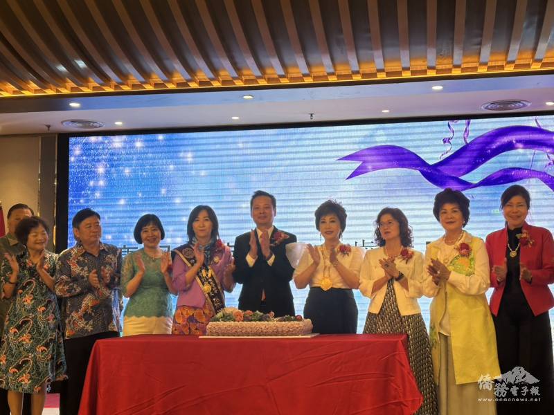 駐印尼代表處大使洪振榮(中)及世華總會長林淑敏(右4)與出席貴賓一同切蛋糕慶祝創會2週年