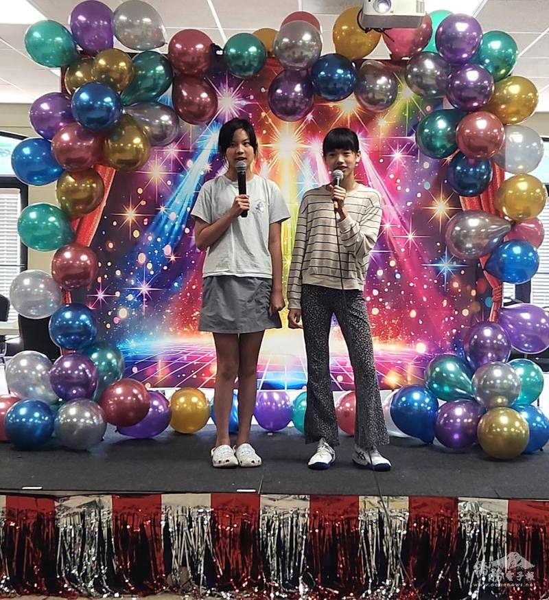 六年級施柔衣和七年級張艾攸演唱〈外婆的澎湖灣〉，歌聲清麗。