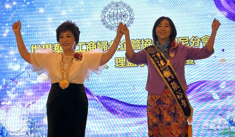 林淑敏(左)頒發連任的世華印尼分會張裕青會長(右)當選獎牌及責任鏈