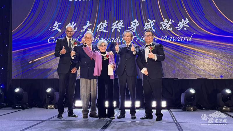 駐多倫多辦事處處長梁毅鵬(右2)及張銓中(右1)、Scotia Bank代表頒發「文化大使終身成就獎」予凌波和金漢伉儷