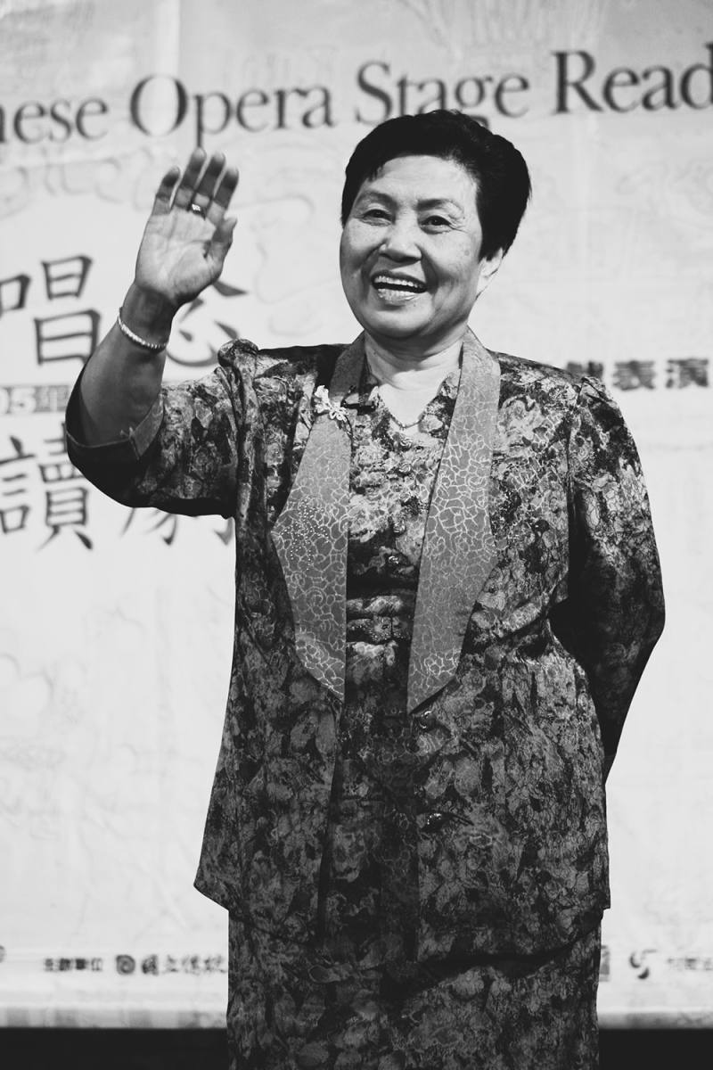 歌仔戲國寶藝師王束花。圖為她在民國94年首屆「歌仔戲讀劇節」中以「新南隆」北上首演的夜戲《六角美人》展現台語聲韻與文學之美。（民權歌劇團 提供）