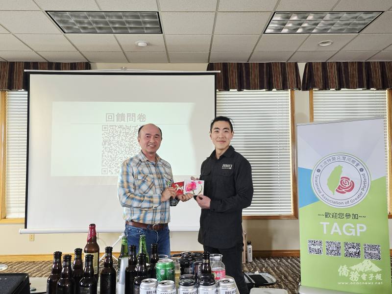 大波特蘭台灣同鄉會會長李旭東（左）頒發感謝狀給孫晟軒