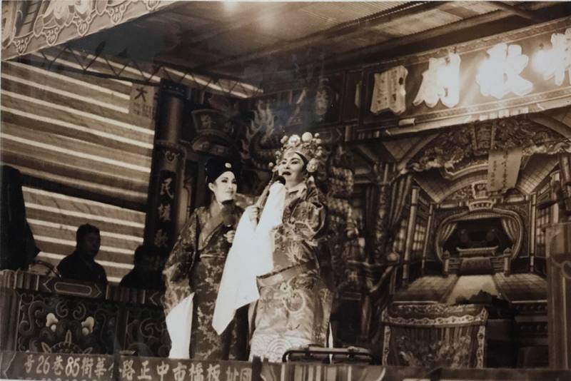 王束花於《江山換美人》中飾楊廣（左）。（民權歌劇團 提供）