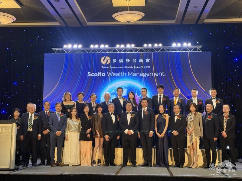 多倫多台商會會長張銓中(右7)、副會長莊甯凱(右6)、張婉君(右9)及李育菁(右5)、理事會成員及歷任會長大合影
