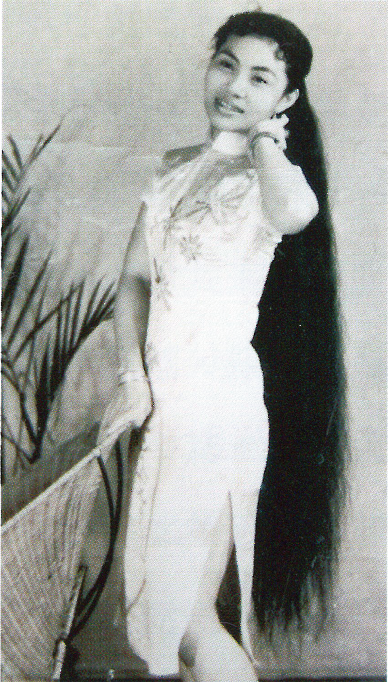 王束花常用豬膽汁洗頭以保持烏黑柔亮，以便能運用巧思根據角色人物，設計各種舞台髮型，也因此擁有「長髮小生」美稱。（民權歌劇團 提供）