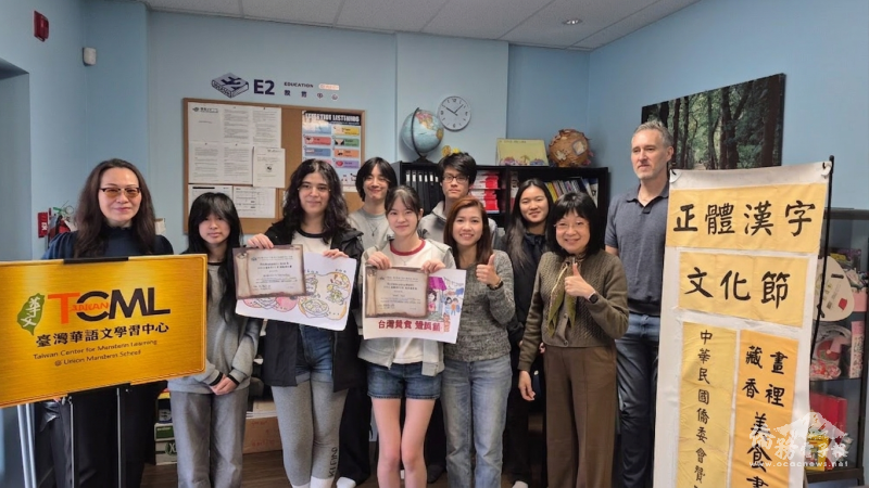 TCML學生首次參賽，由王妙如執行長(第一排，右一)頒獎