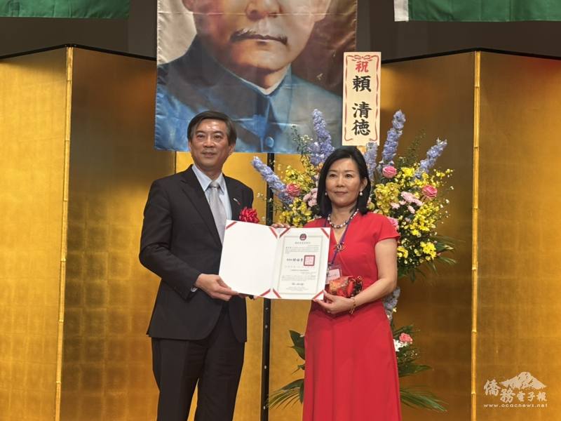 周學佑公使(左)頒發賀狀予新任會長盧杏惠(右)