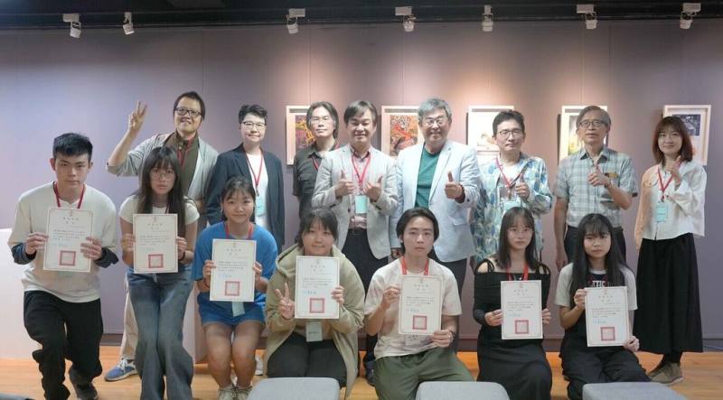 華梵大學舉辦全國高中職插畫A4秀，以「AI之外」為主題，共44件作品獲獎，即日起於華梵大學新北板橋中心「橋藝術空間」展出至16日。