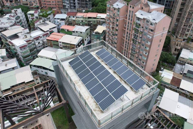 圖為台北市北投區建築物頂樓太陽能板設施。