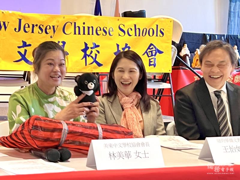 現場展示紀念品：客製化行李牌、臺式茄芷袋及小黑熊。