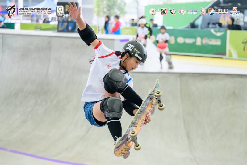 年僅13歲的滑板新星林逸凡（中）在亞錦賽公園式女子組決賽以82.19分取得第4名，雖然無緣登上頒獎台，不過有望成為今年名古屋亞運國手。