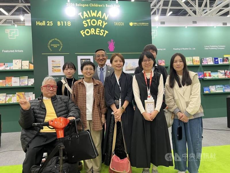 2026波隆那童書展13日開幕，本屆台灣館以「故事森林」為主題。駐義代表蔡允中（左4）、台北書展基金會董事長郝明義（左1）出席。