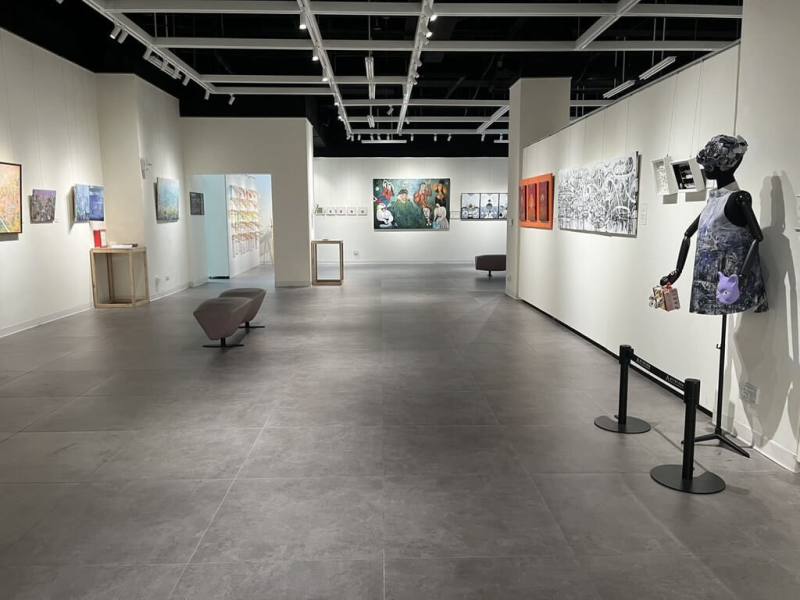 「熊妤創藝特展｜如果影子會寫畫」正在台北市藝文推廣處展出，由曾任職時裝設計師的藝術家熊妤帶來系列作品，以「影子」為題探討日常光影經驗。