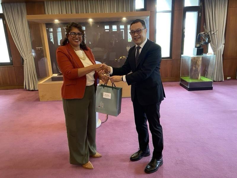 貝里斯教育部次長馬希雅（Dian Maheia，左）率團訪台，外交部政務次長陳明祺（右）於13日午宴款待馬希雅訪團，表達政府的誠摯歡迎。