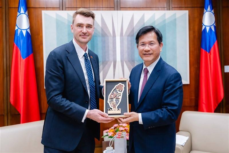 Lithuania's trade representative to Taiwan Karolis Pilipauskas (left) and Foreign Minister Lin Chia-lung.