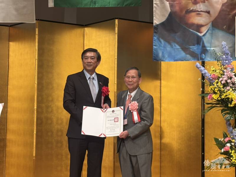 周學佑公使(左)頒發感謝狀予滿任會長李克順(右)