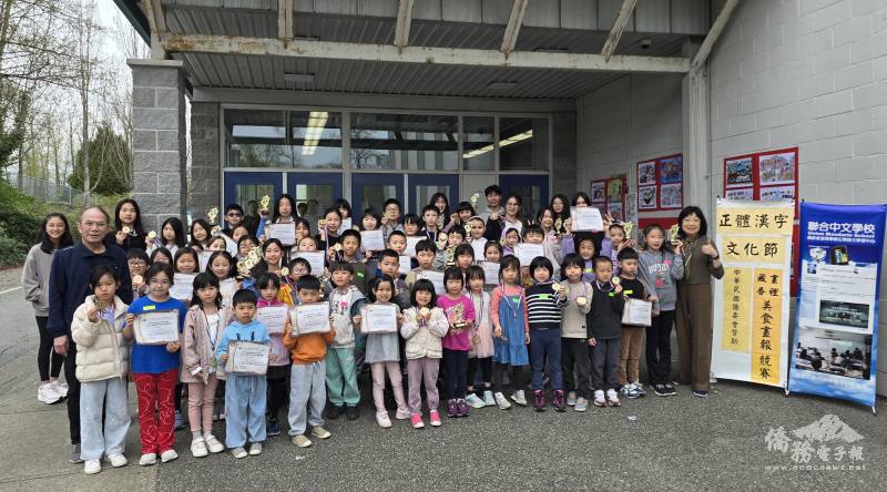 賴飛鍾校長(第二排，左一)與得獎者合影