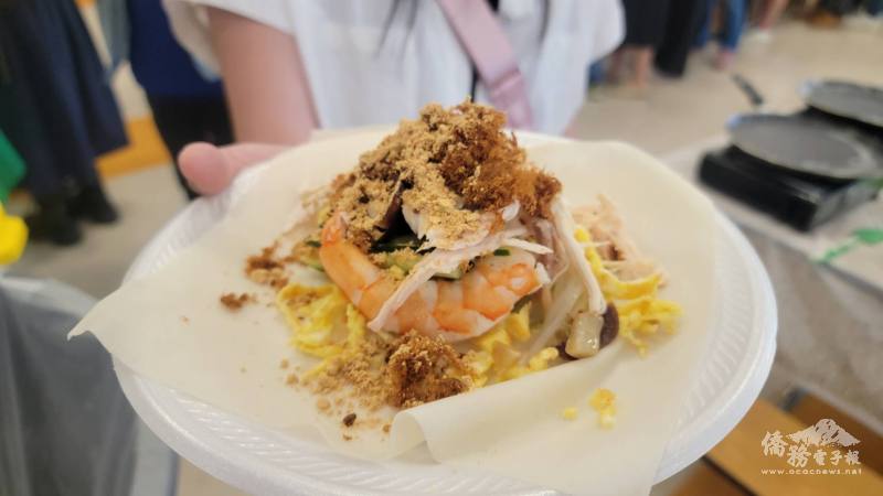 學生在包潤餅的過程中一邊認識食材、一邊學習臺灣風土民情