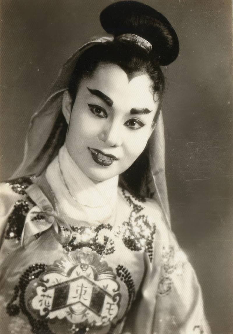 王束花頭上為真髮，胸前為戲迷餽贈的金牌。（民權歌劇團 提供）