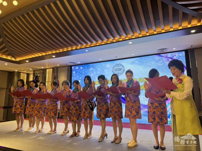 副總會長鄭美滿(右1)主持世界華人工商婦女企管協會印尼分會第二屆理監事宣示就職宣言