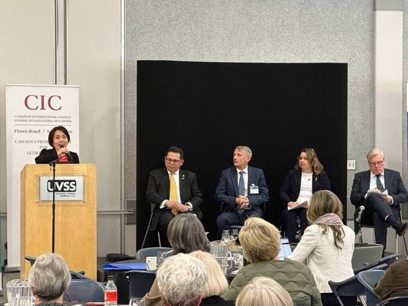 駐溫哥華辦事處長劉立欣應加拿大國際事務協會維多利亞分會邀請，以「分裂世界中的中型國家結盟」為題發表演講，與加拿大、德國、墨西哥和波蘭的外交官、學者專家共同分享合作的重要性。（駐溫哥華辦事處提供）