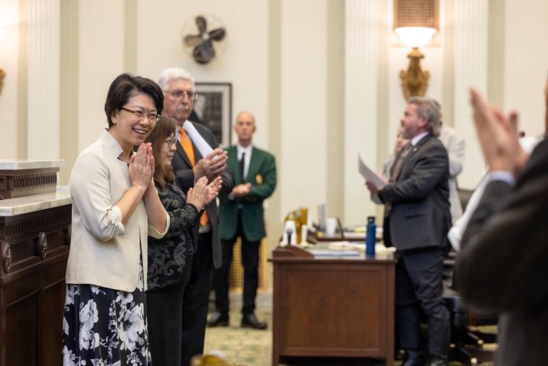 美國奧克拉荷馬州議會13日通過友台決議，駐休士頓辦事處長蕭伊芳（左1）前往議會感謝州參眾議員。