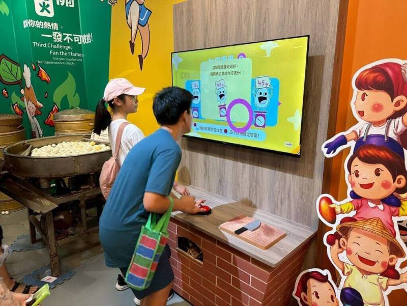 「2026高雄永續食農生活節」14日在高雄市立圖書館總館登場，經發局號召5家觀光工廠，推出一系列寓教於樂的體驗活動，讓民眾認識高雄從山林到海洋的食物鏈脈絡。（高雄市經發局提供）