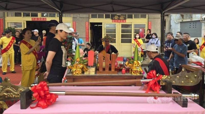 新北淡水行天武聖宮15日跨海至澎湖，自馬公福發鐵工廠迎回打鑄的一對關刀，將作為新建武聖宮的鎮宮之寶。