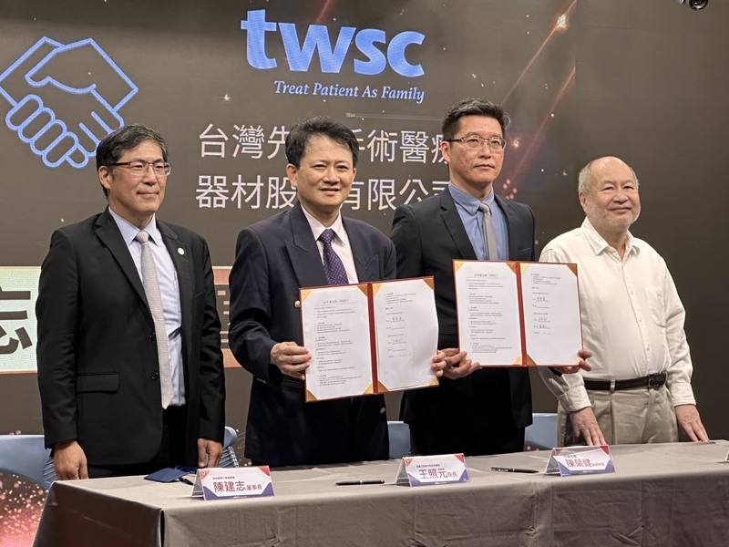 高雄醫學大學附設中和紀念醫院15日與台灣先進公司簽署合作意向書，雙方將針對腹腔鏡微創手術器械等關鍵醫材啟動國產國用合作，由高醫院長王照元（左2）、台灣先進副總經理陳榮健（右2）代表簽約。