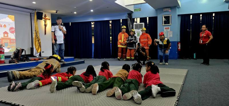 菲華打火兄弟示範避難時最關鍵的三大動作「趴下（Drop）、掩護（Cover）、穩住（Hold）」