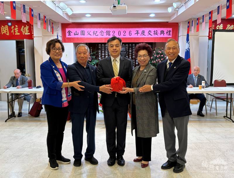 處長伍志翔為新任館長暨董事長主持監交。左起：于愛珍、楊昆山、伍志翔、陳夏儀、鍾維君