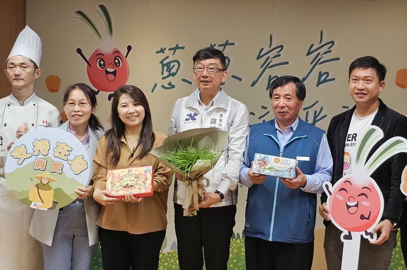 新北市政府14日舉辦「蔥蔥容容．漫遊平溪」記者會，農業局長諶錫輝（右3）表示，珠蔥產季開跑，與平溪區農會合作推出多項優惠促銷活動。