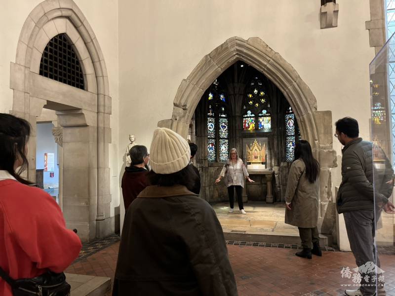 導覽員Lynn Bloom 帶領大家參觀 DIA 常設展中的經典館藏