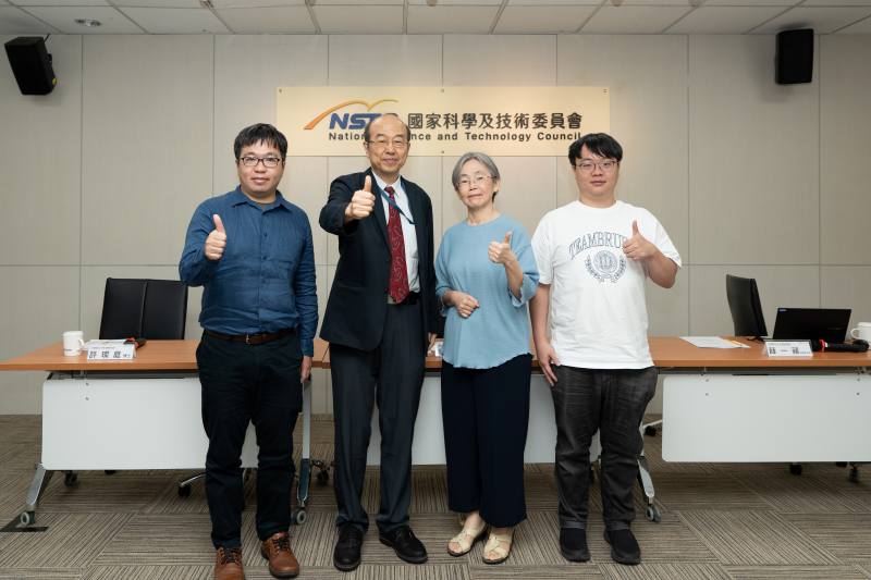 在國科會及中研院支持下，中研院分子生物研究所特聘研究員薛一蘋與資訊科學研究所副研究員王建堯團隊，建立全腦自動腦區校正定量分析(BM-auto) 系統，分析自閉症模式小鼠全腦迴路異常之處，發現「嗅覺皮質」在自閉症中扮演的重要角色。
左起為中研院分子生物研究所許璨庭博士、生科處楊台鴻處長、中研院分子生物研究所薛一蘋特聘研究員、中研院資訊科學研究所王建堯副研究員