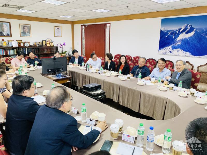 菲律賓臺商總會幹部拜會駐菲代表處，雙方就僑社發展、青年傳承及臺菲經貿合作等議題進行交流