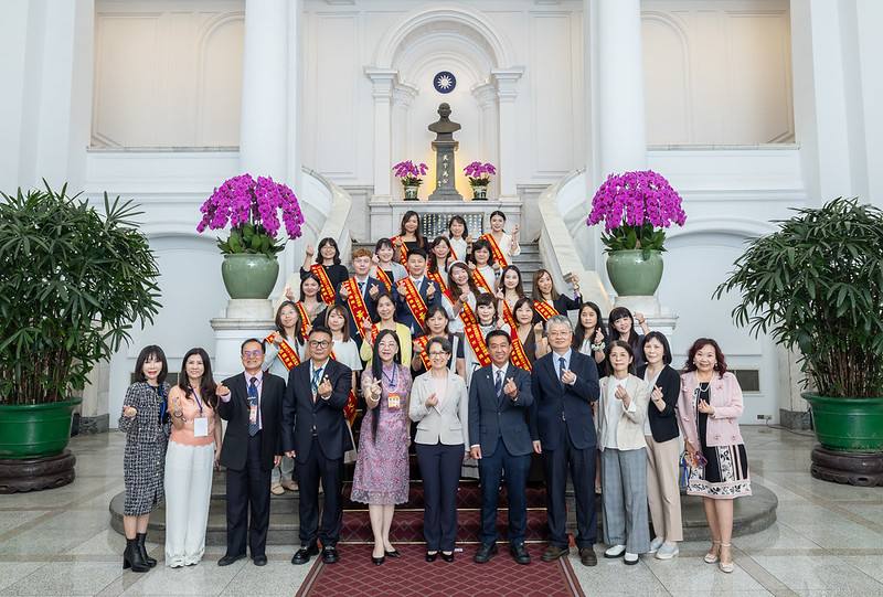 副總統與訪賓一行合影