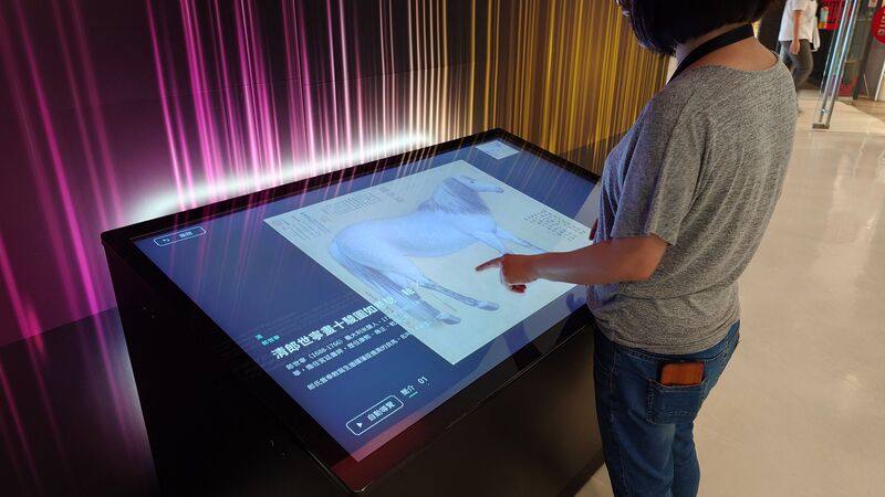 故宮南院即日起在1樓大廳設置「光彩駿躍：馬年數位互動展」，民眾可透過「4K互動桌」可放大詳覽清郎世寧「百駿圖」中馬匹的繪畫細節。