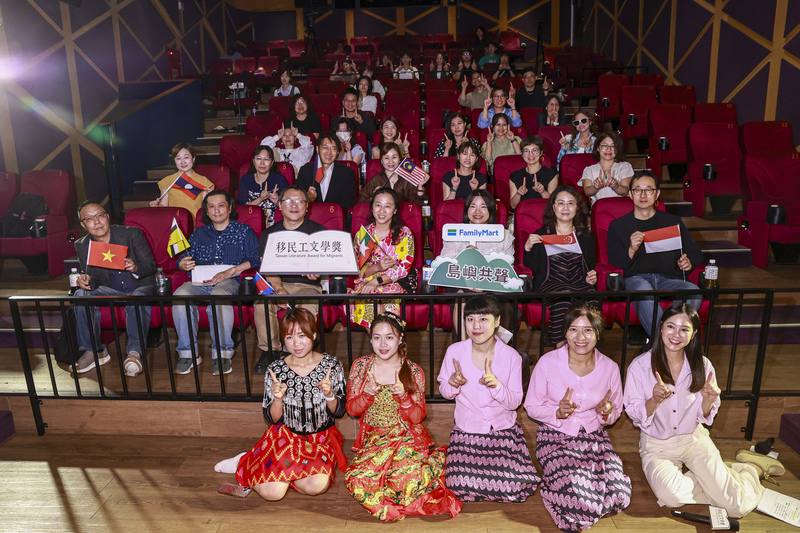 第11屆移民工文學獎徵件開跑記者會14日在台北舉行，移民工文學獎創辦人張正（2排左起）、台灣野草創作家協會理事長何昕明、瀚草文創董事長湯昇榮等人和與會者一同合影。